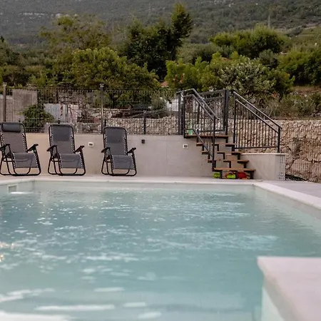 M&M Apartments With Pool Kastel Luksic Exterior photo