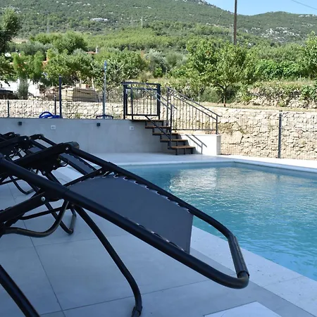 M&M Apartments With Pool Kastel Luksic Exterior photo