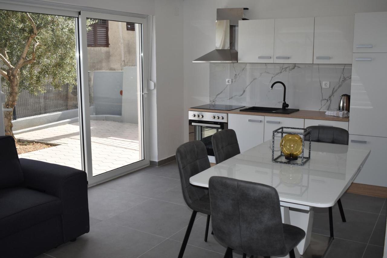 M&m With Pool Apartment Kastel Luksic