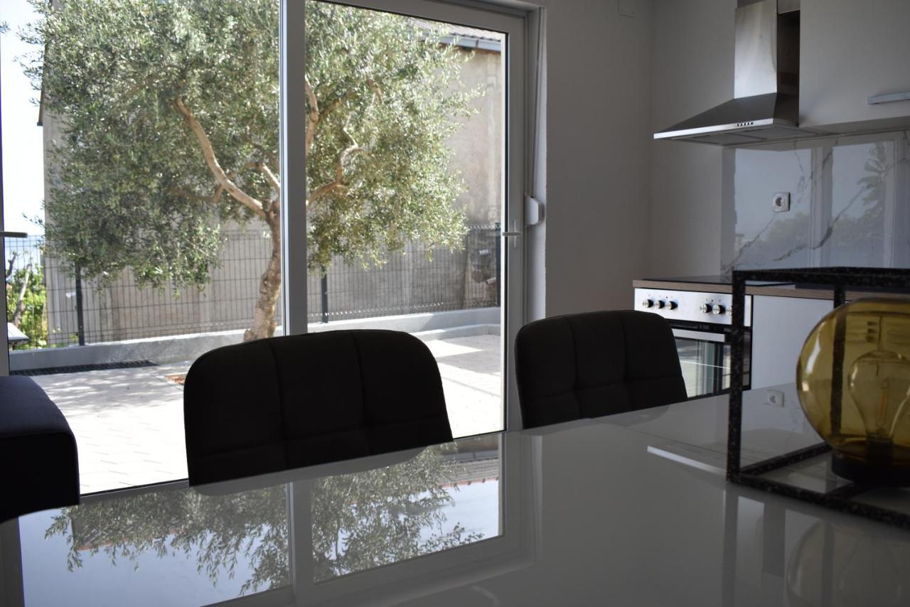 Apartment M&m With Pool Kastel Luksic