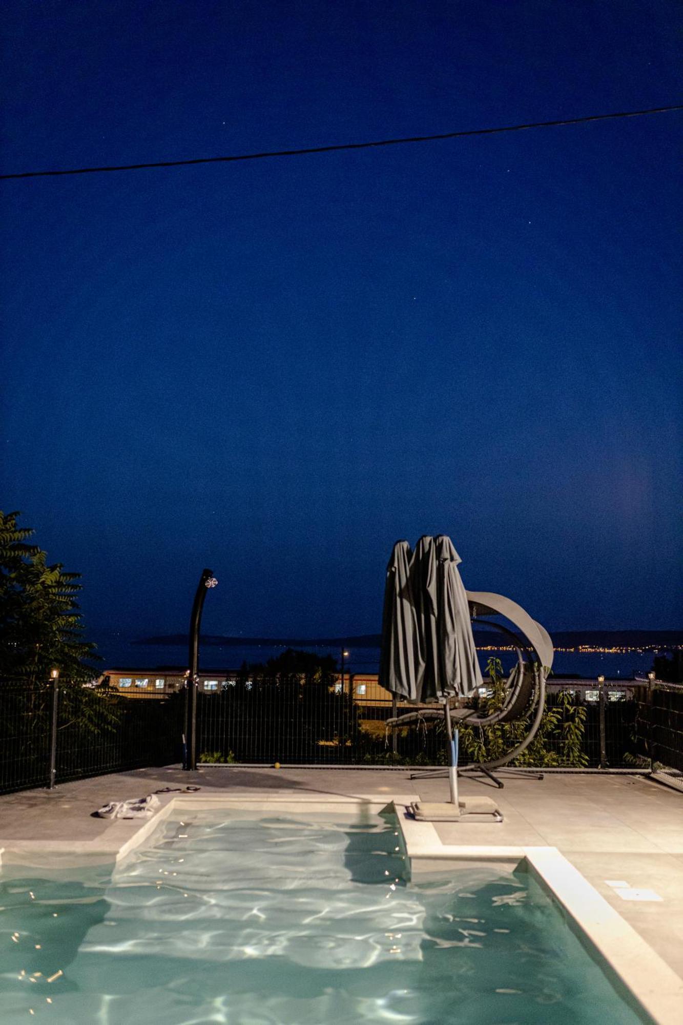 Apartment M&m With Pool Kastel Luksic